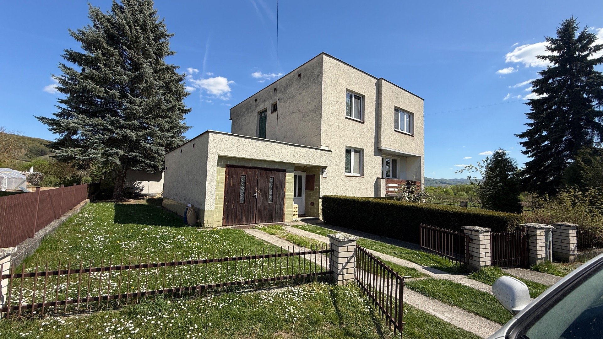 Priestranný dvojgeneračný rodinný dom v tichej lokalite obce Lutila - foto 1