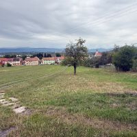 Investičný stavebný pozemok 2 287 m² s chatkou – Ladomerská Vieska - foto 4